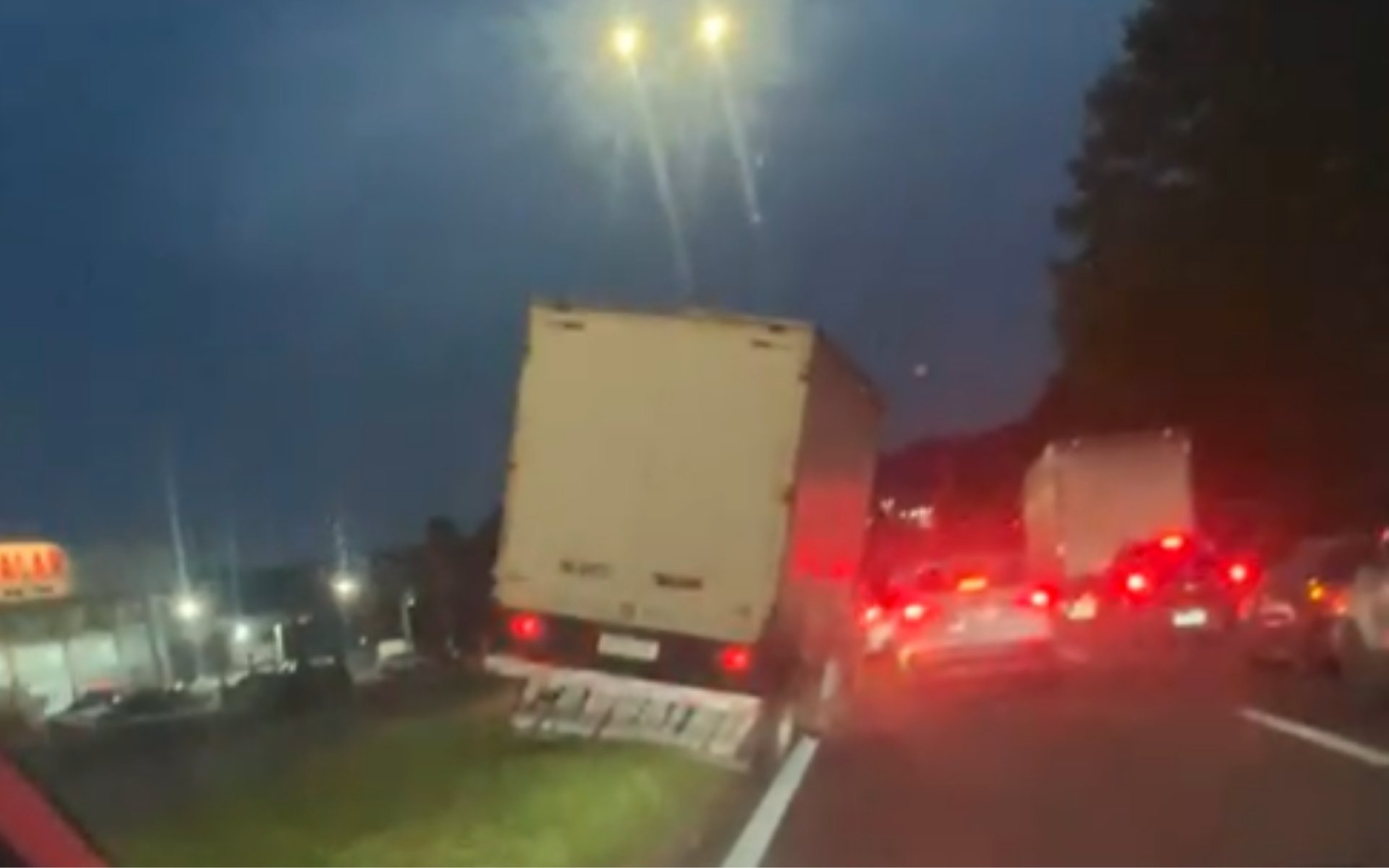 RS-239: Caminhão tenta retorno por cima de canteiro durante congestionamento em Novo Hamburgo; veja vídeo