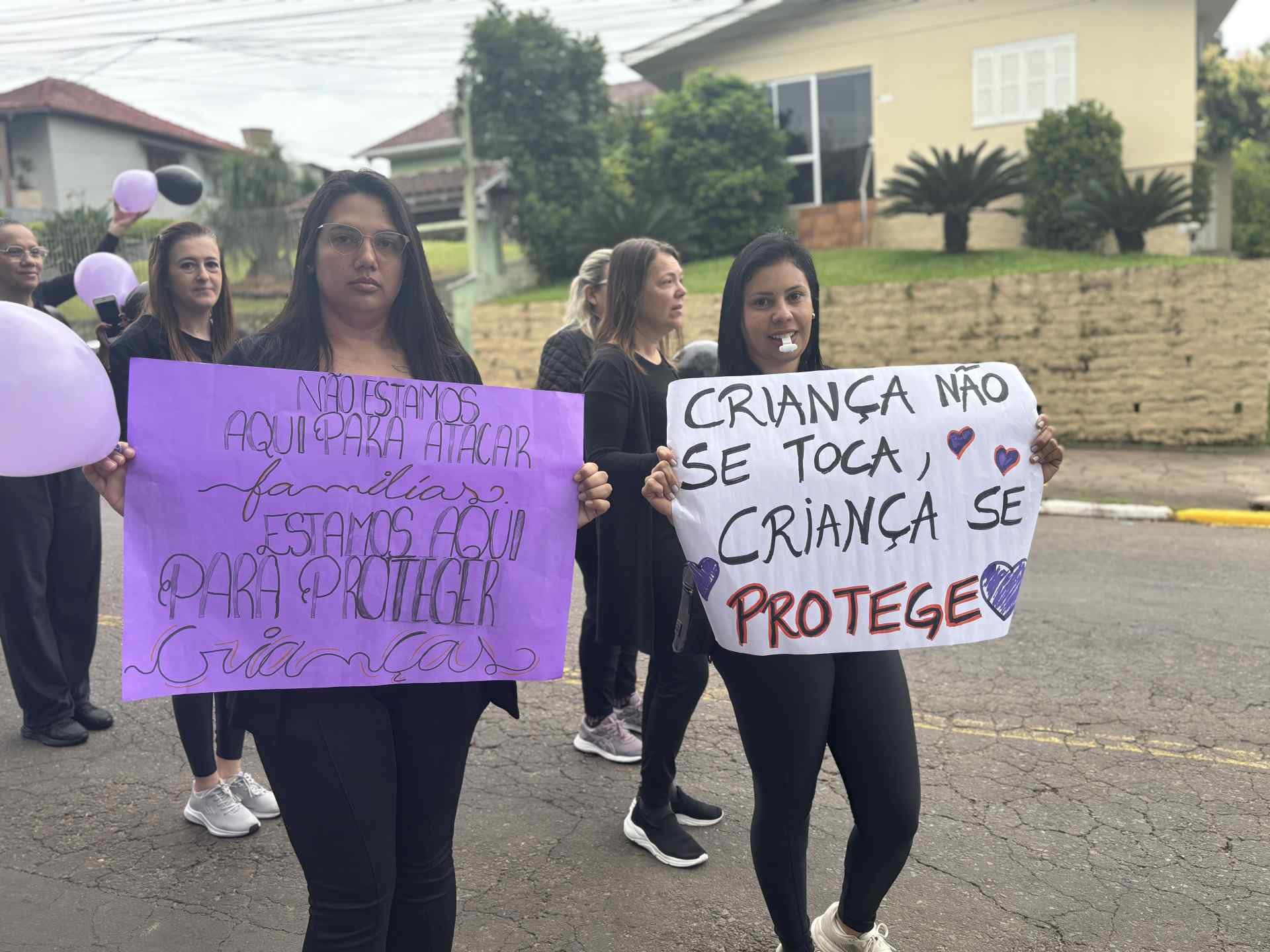 “Aconteceu na escola da minha filha”: Protesto cobra respostas sobre professor preso em Dois Irmãos