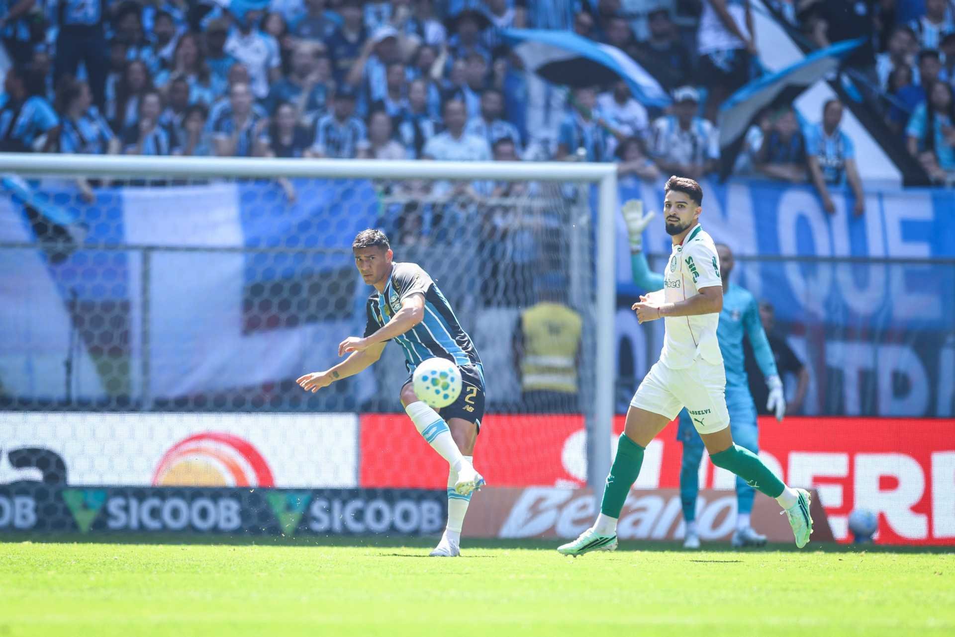 Partida entre Grêmio e Palmeiras foi disputada na manhã deste domingo, na Arena | abc+