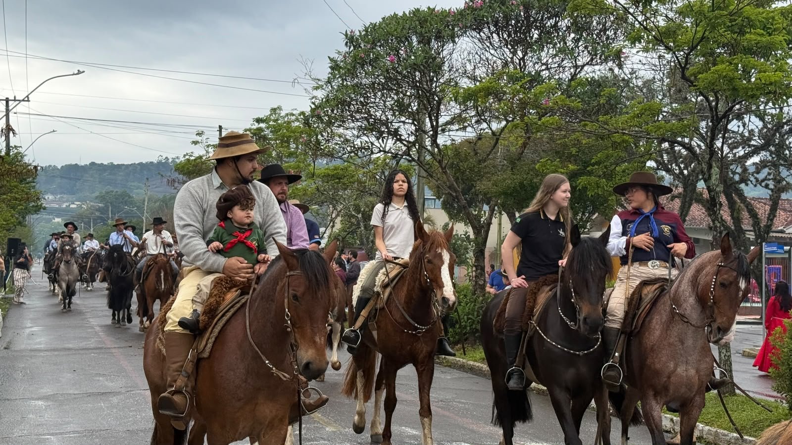 Chuva não afasta público do Desfile Farroupilha em Estância Velha