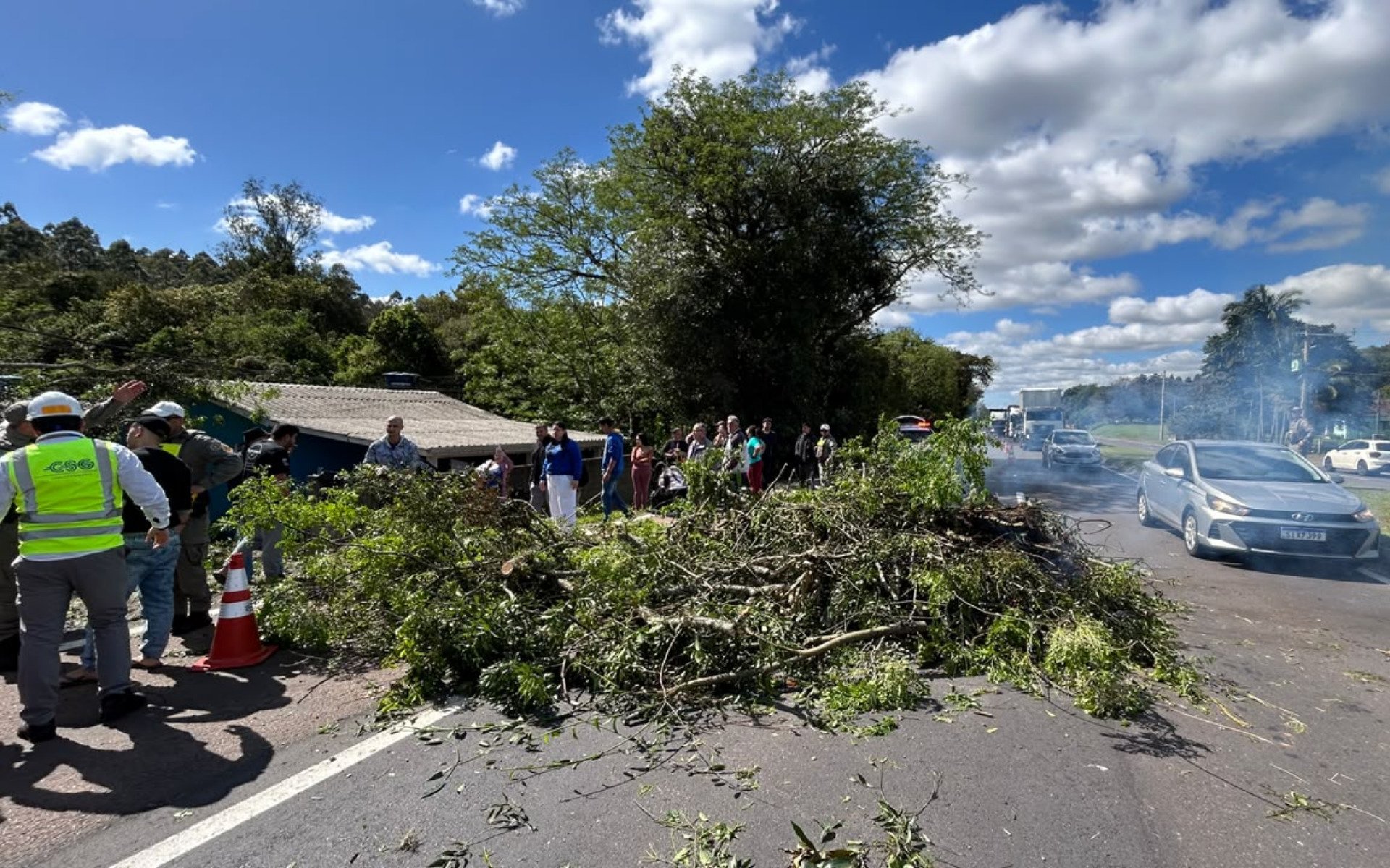 Protesto por falta de energia provoca congestionamento de 5 quilômetros em rodovia entre o Vale do Sinos e a Serra