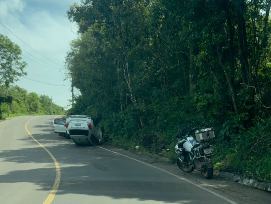 Carro capota em estrada entre Novo Hamburgo e Dois Irmãos