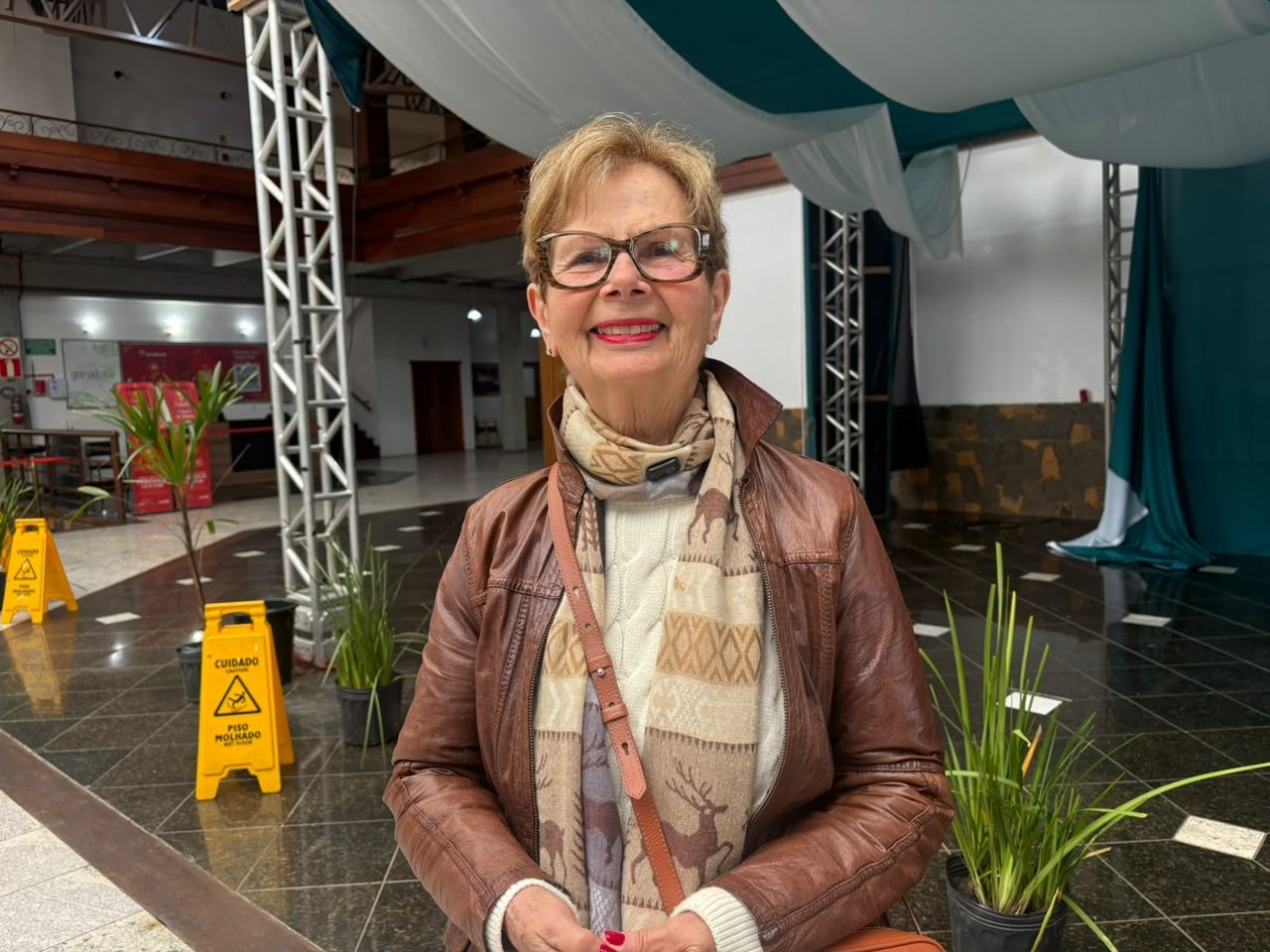 “Ajuda a fazer a diferença”: Idosos votam em peso nas primeiras horas da manhã em Gramado