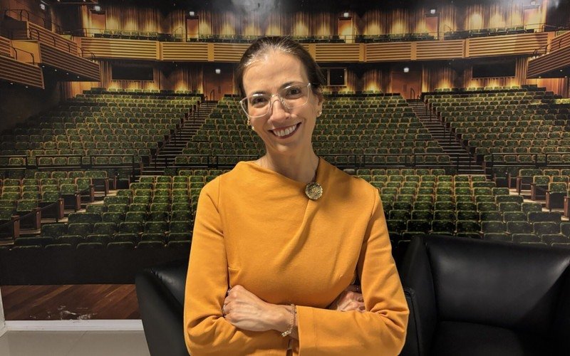 "Faça a sua vida valer a pena"; palestra da professora, escritora e médica Ana Cláudia Quintana Arantes traz reflexões no Teatro Feevale | abc+