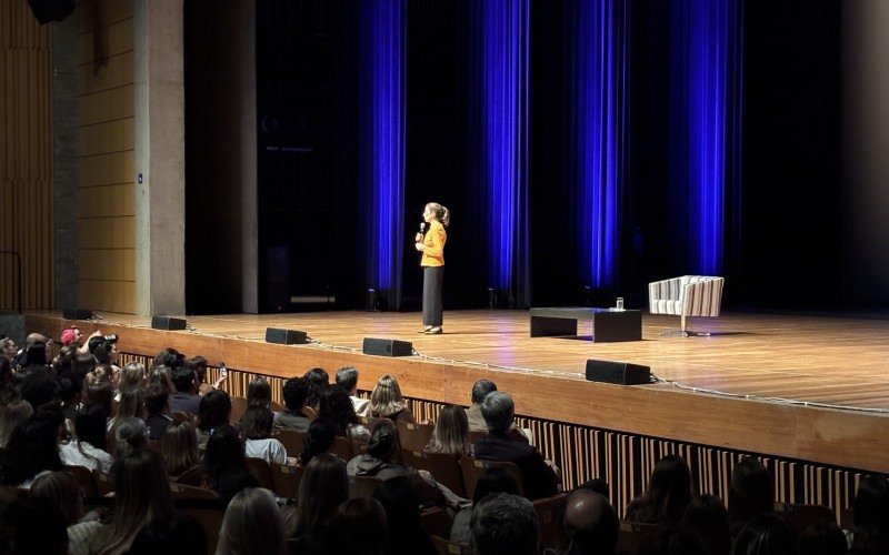 "Faça a sua vida valer a pena"; palestra da professora, escritora e médica Ana Cláudia Quintana Arantes traz reflexões no Teatro Feevale