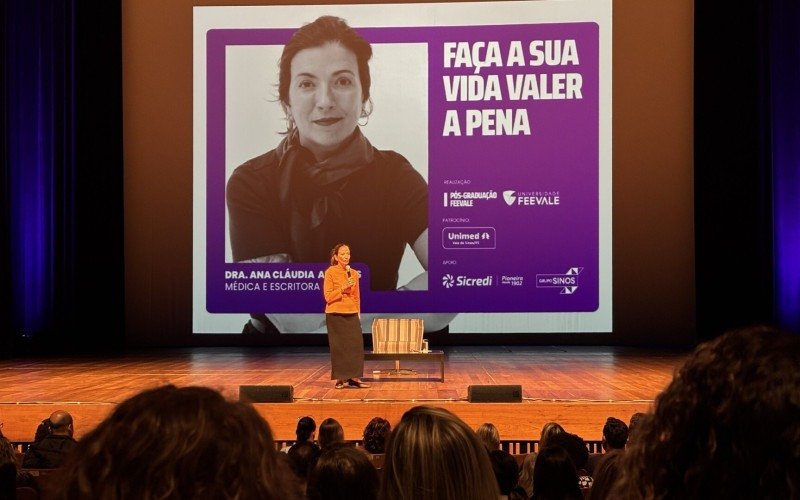 "Faça a sua vida valer a pena"; palestra da professora, escritora e médica Ana Cláudia Quintana Arantes traz reflexões no Teatro Feevale | abc+