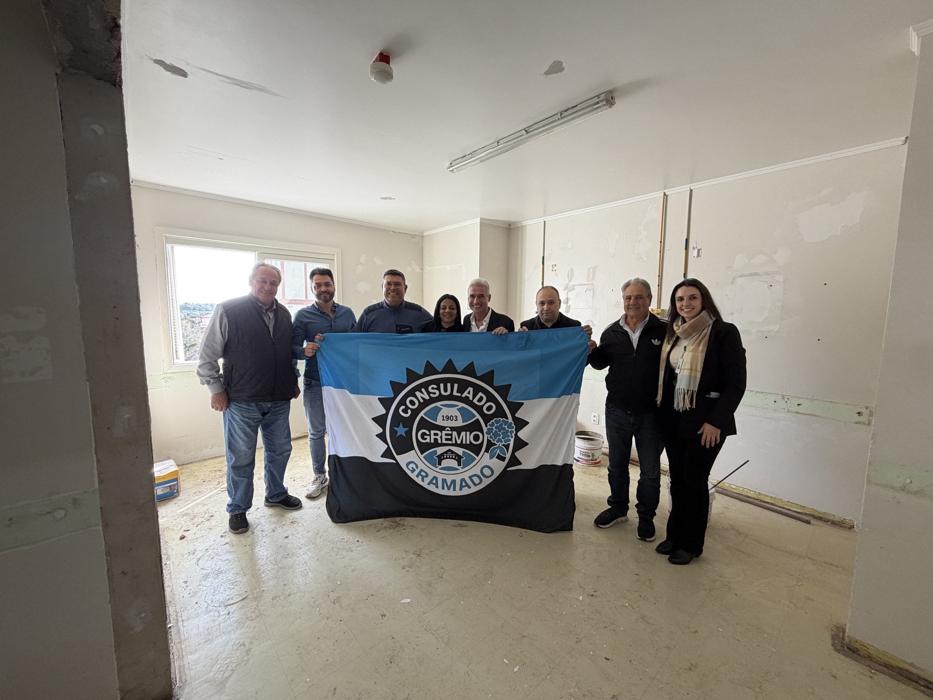 Ex-técnico visita obras do novo quarto temático do Grêmio no Hospital de Gramado