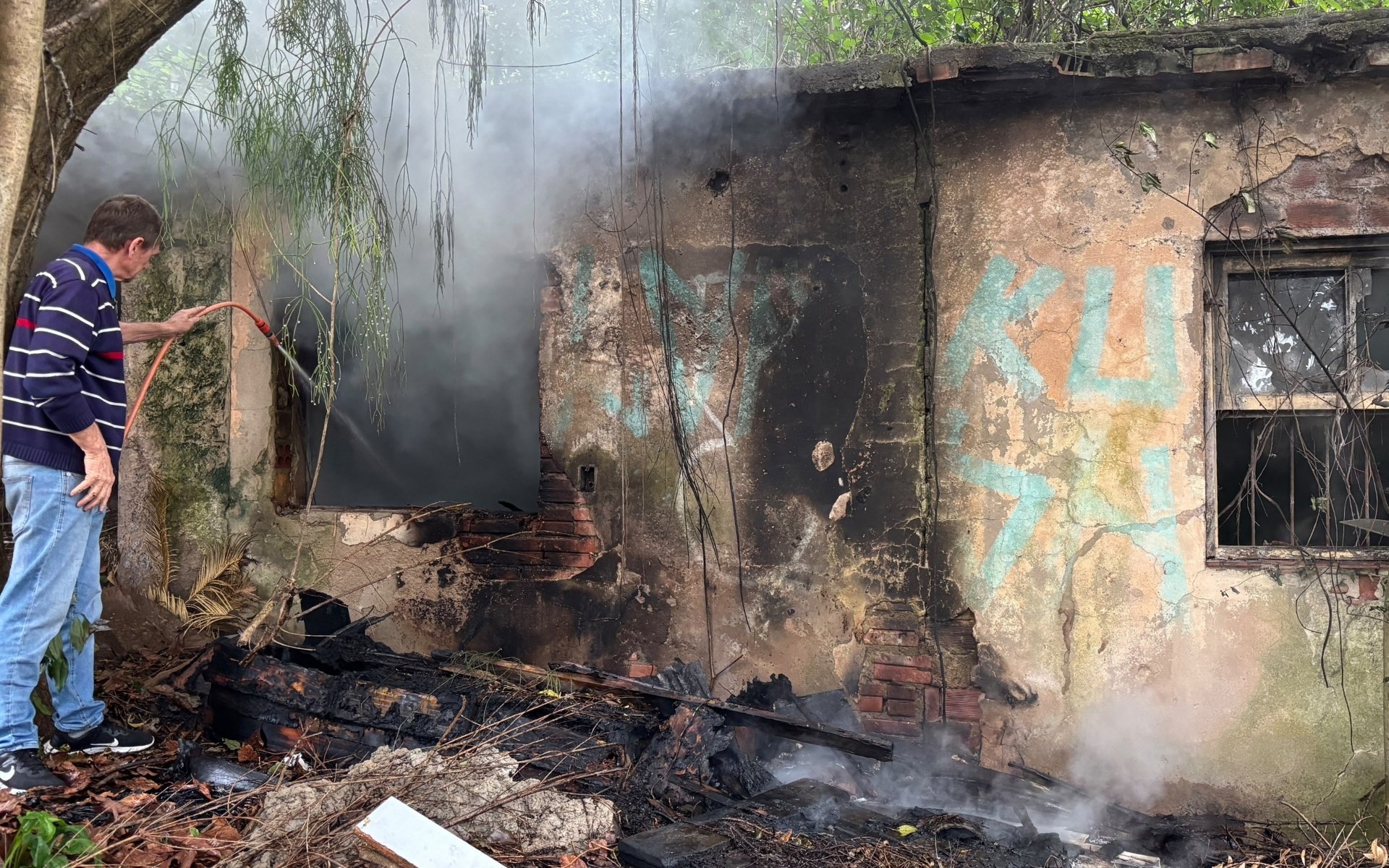 VÍDEO: Morador passa uma hora combatendo incêndio em Novo Hamburgo