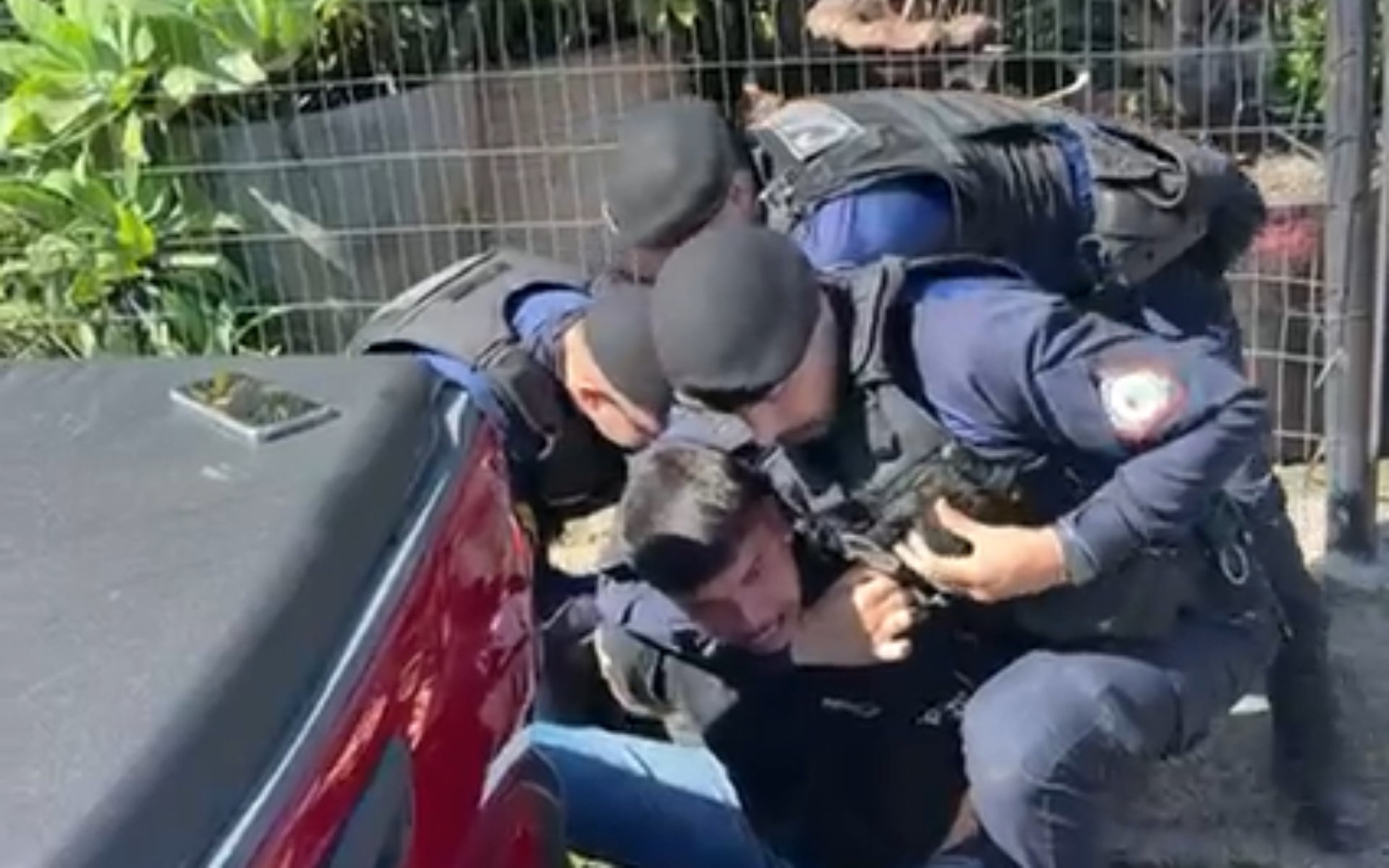“Começaram a enforcar e deram um pescoção nele”: Abordagem de guardas municipais termina em confusão em Novo Hamburgo; veja vídeo
