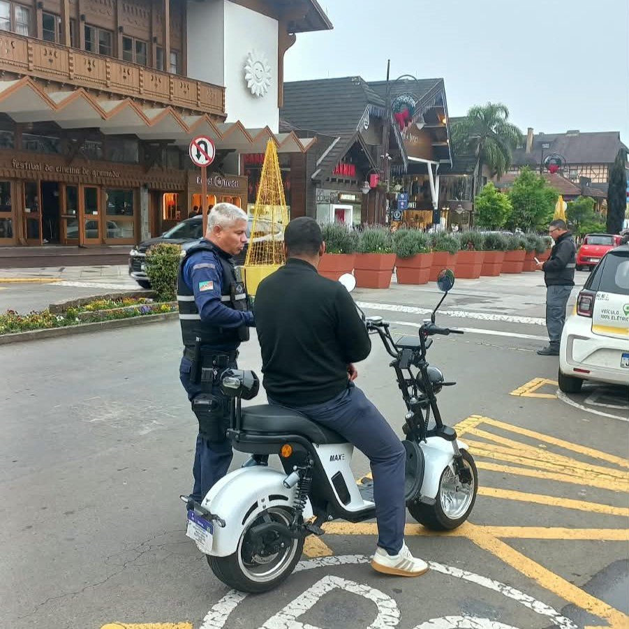 Secretaria de Trânsito de Gramado faz operação de fiscalização para orientar condutores de veículos elétricos