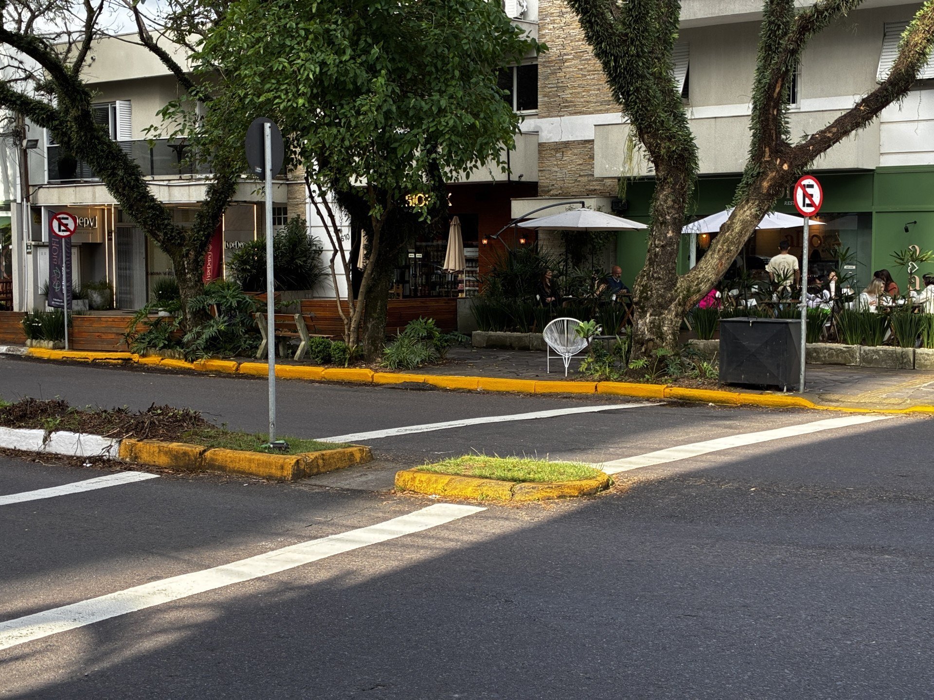 Novo Hamburgo proíbe estacionamento em trecho da Avenida Maurício Cardoso e gera reação de comerciantes