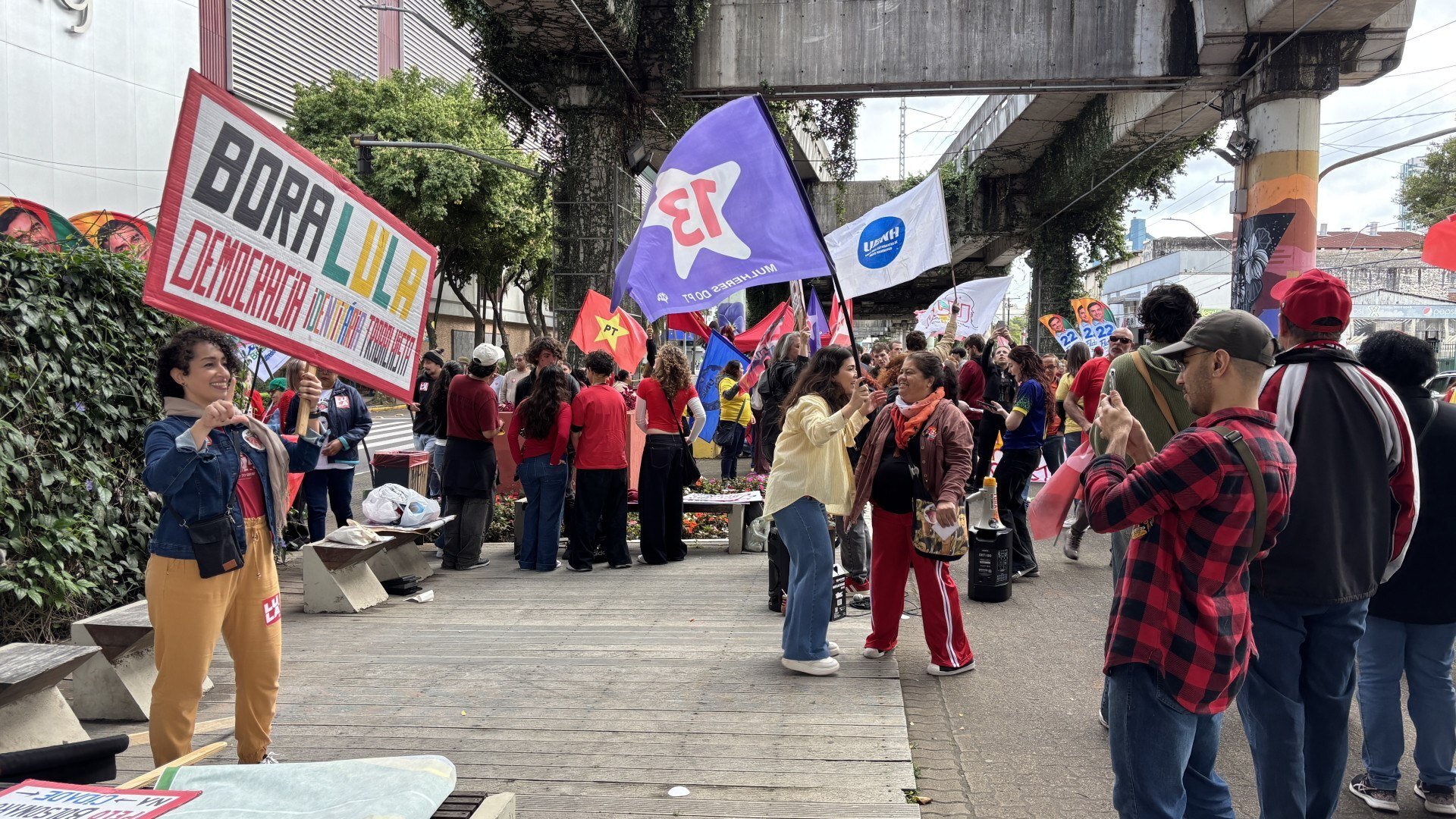Apoiadores do candidato à Presidência Lula se reúnem em Novo Hamburgo; veja vídeo