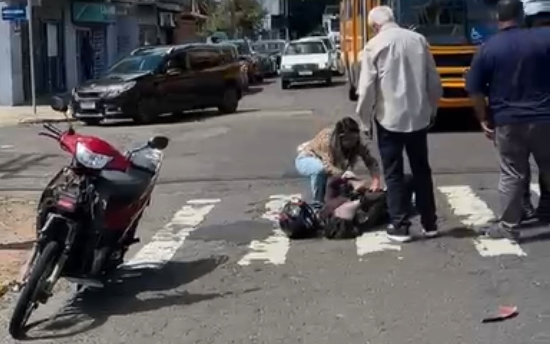Motociclista fica ferida em colisão com caminhoneta em cruzamento de Novo Hamburgo