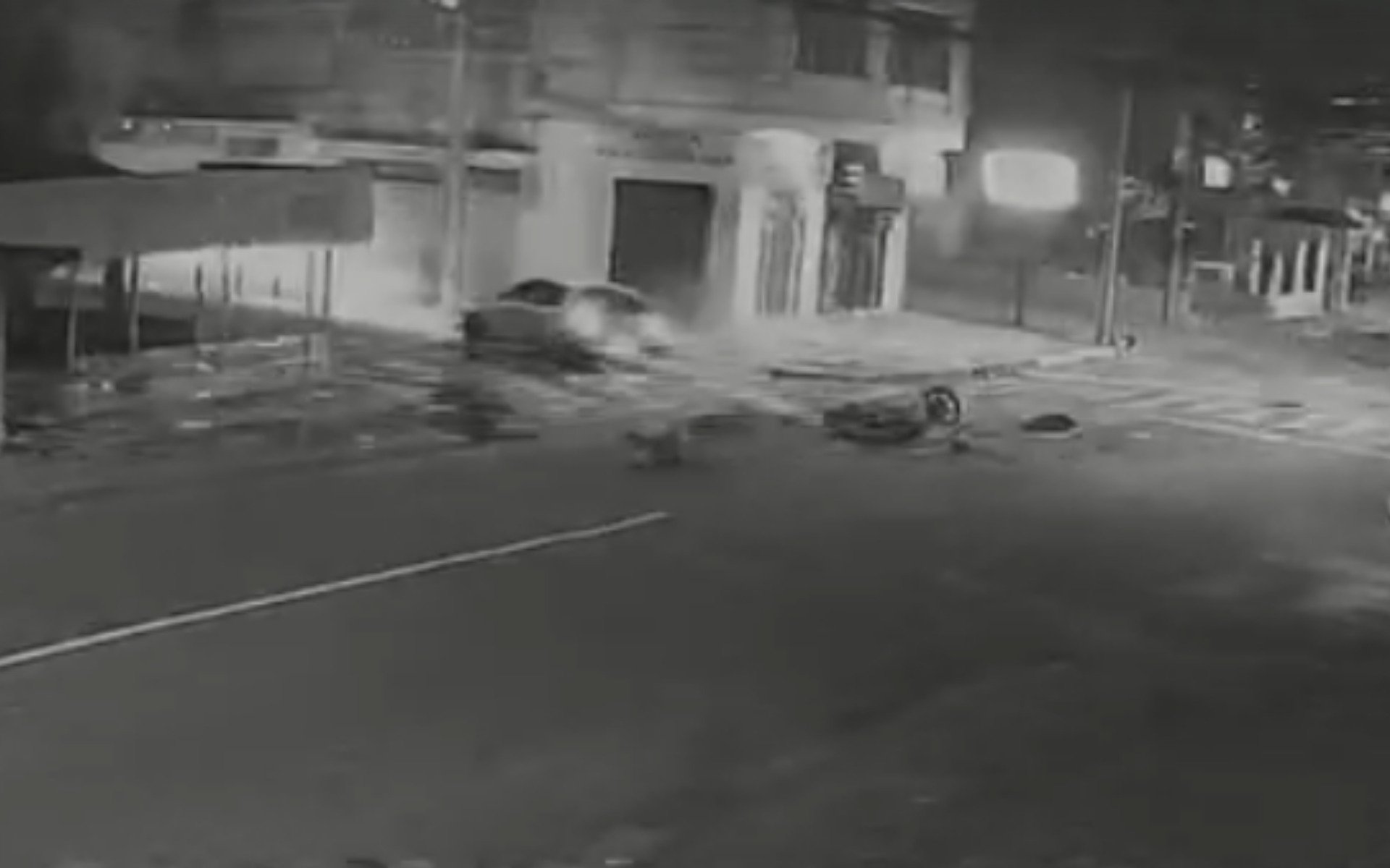 VÍDEO: Imagens mostram colisão que deixou motoboy de 25 anos em estado grave em Novo Hamburgo; família organiza protesto e doação de sangue
