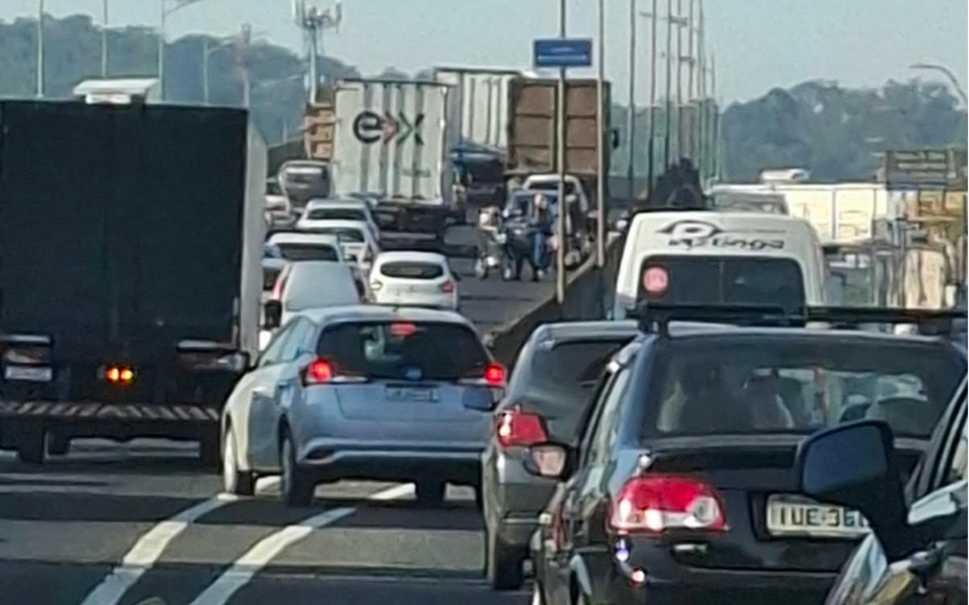 BR-116: Motorista enfrenta congestionamento quilométrico após registro de acidentes e início de obras