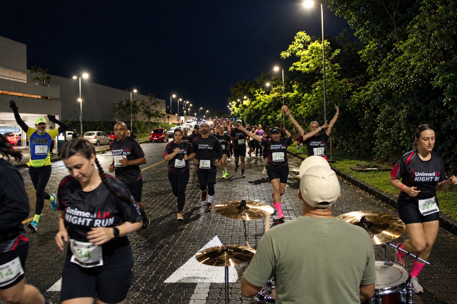 Mesmo sob chuva, centenas de competidores participaram da Unimed Like Night Run em Novo Hamburgo