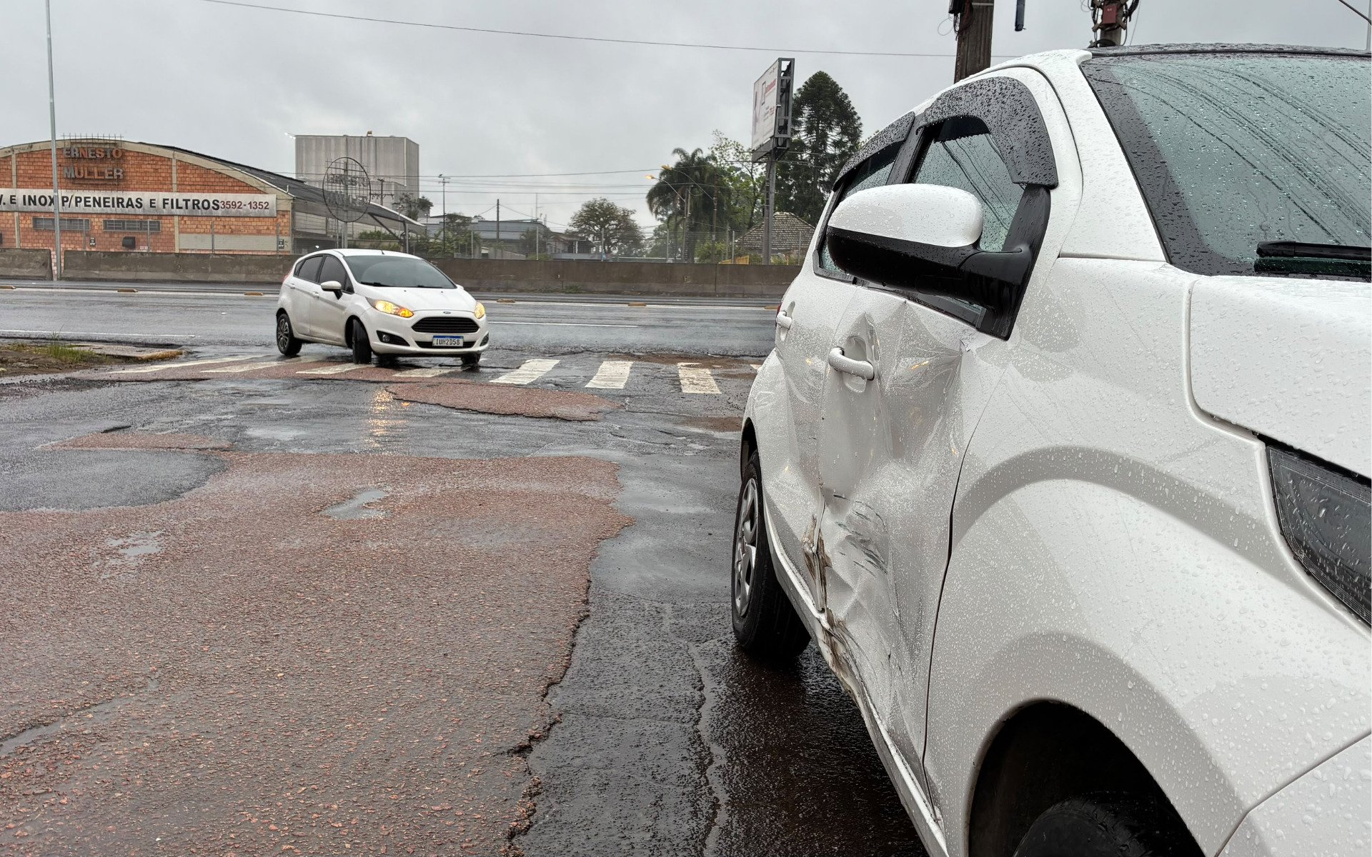 Mais uma passageira de carro de aplicativo fica ferida em colisão no Vale do Sinos