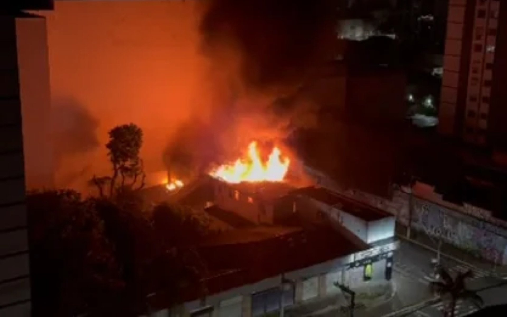 Incêndio de grandes proporções atinge prédio comercial ao lado de shopping em São Leopoldo; veja vídeo
