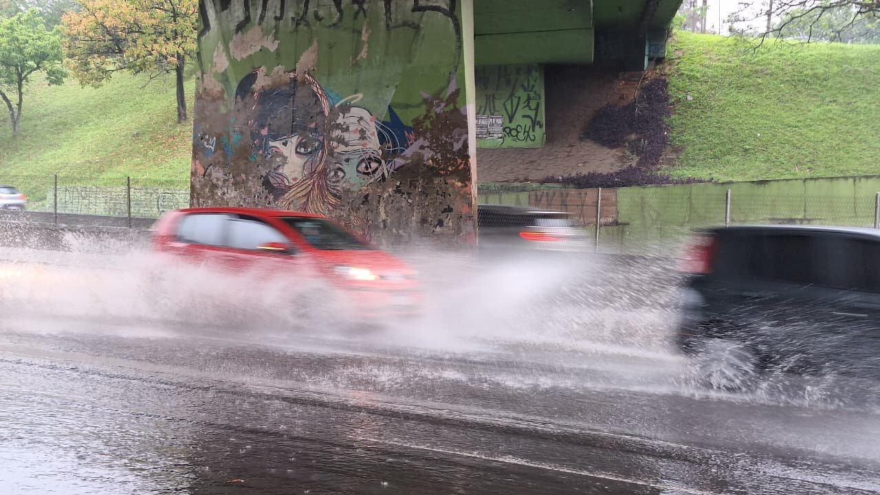 Piscinões na BR-116: “Situação é muito perigosa”, diz motorista de app que viu carro capotar após aquaplanagem; Dnit se manifesta