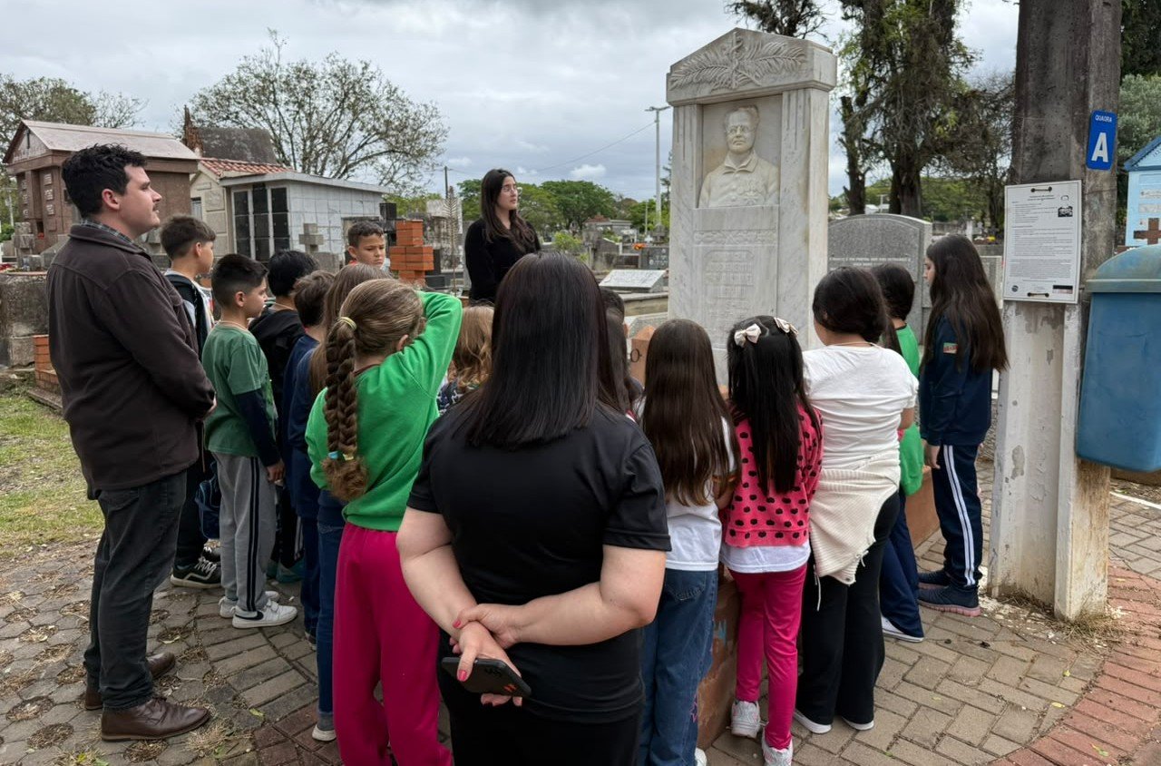 Alunos de escola leopoldense participam de homenagem ao patriarca do município