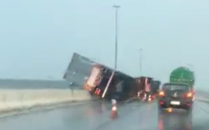 Força do vento tombou caminhões na tarde desta segunda-feira (17) em Guaíba