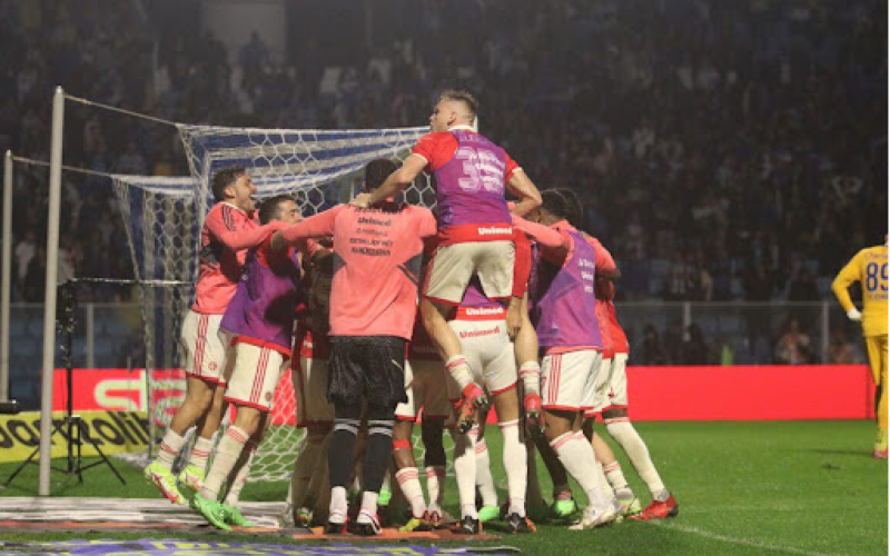 Time briga por vaga na Libertadores sob o comando de Mano Menezes. | abc+