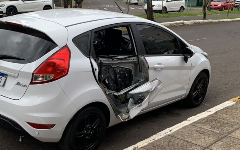 Homem escapa da queda de revestimento de prédio no Centro de Campo Bom