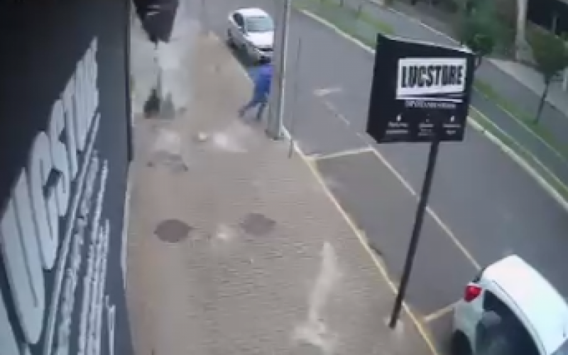 Homem escapa da queda de revestimento de prédio no Centro de Campo Bom