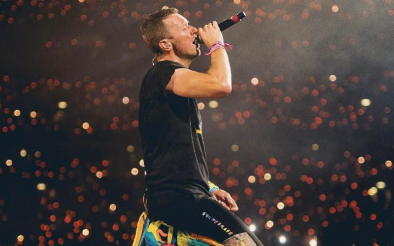 Chris Martin, vocalista do Coldplay supreende fã com carona e camarote vip | abc+