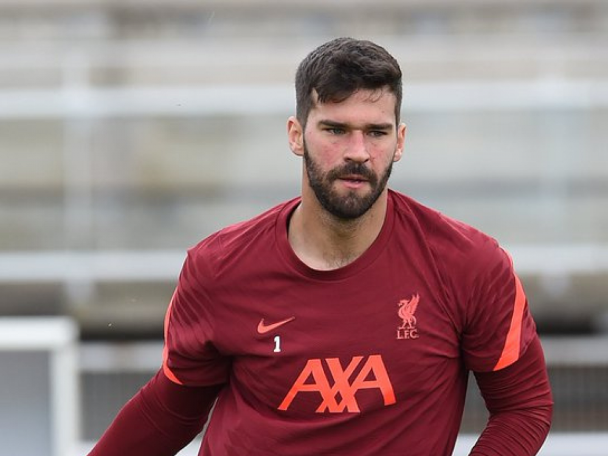 Alisson é eleito melhor goleiro do mundo pela France Football 