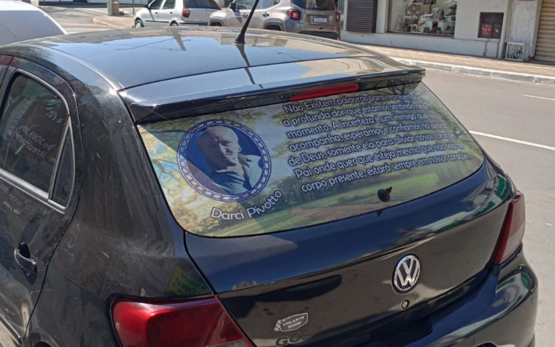 Um dos filhos do idoso estampa seu sentimento através de um adesivo colado na traseira do carro | Jornal NH