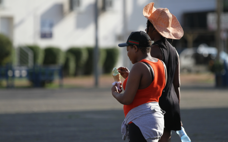 Fim de semana será de calorão com sol na região metropolitana e pancadas de chuva no litoral norte