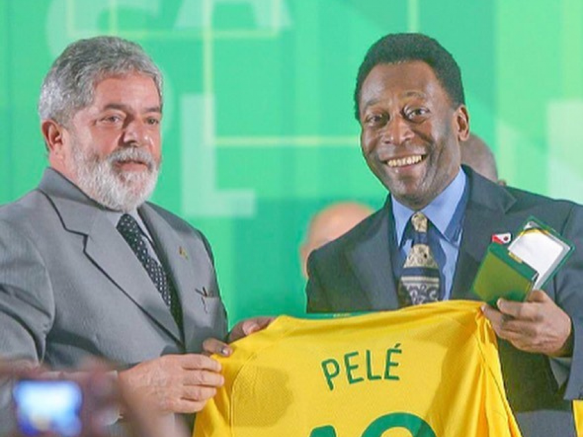 Planalto afirma que Lula irá ao velório de Pelé na manhã desta terça-feira