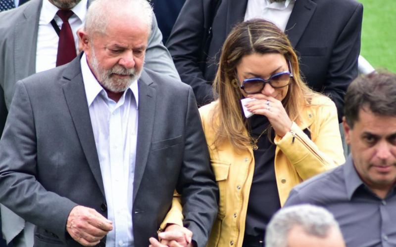 Lula e Janja marcam presença no velório de Pelé na Vila Belmiro