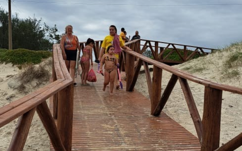 Prefeitura de Tramandaí constrói cinco passarelas de acesso à praia