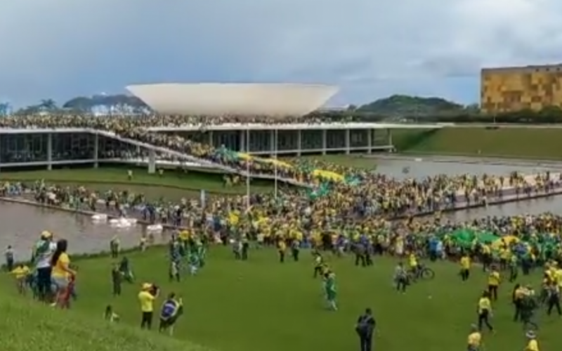 Manifestantes radicais invadem Congresso Nacional, em Brasília