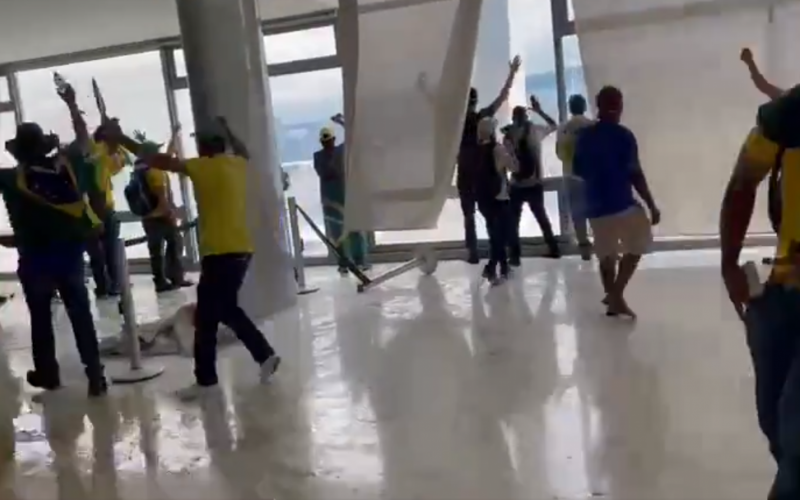 Manifestantes extremistas conseguem invadir STF e Palácio do Planalto