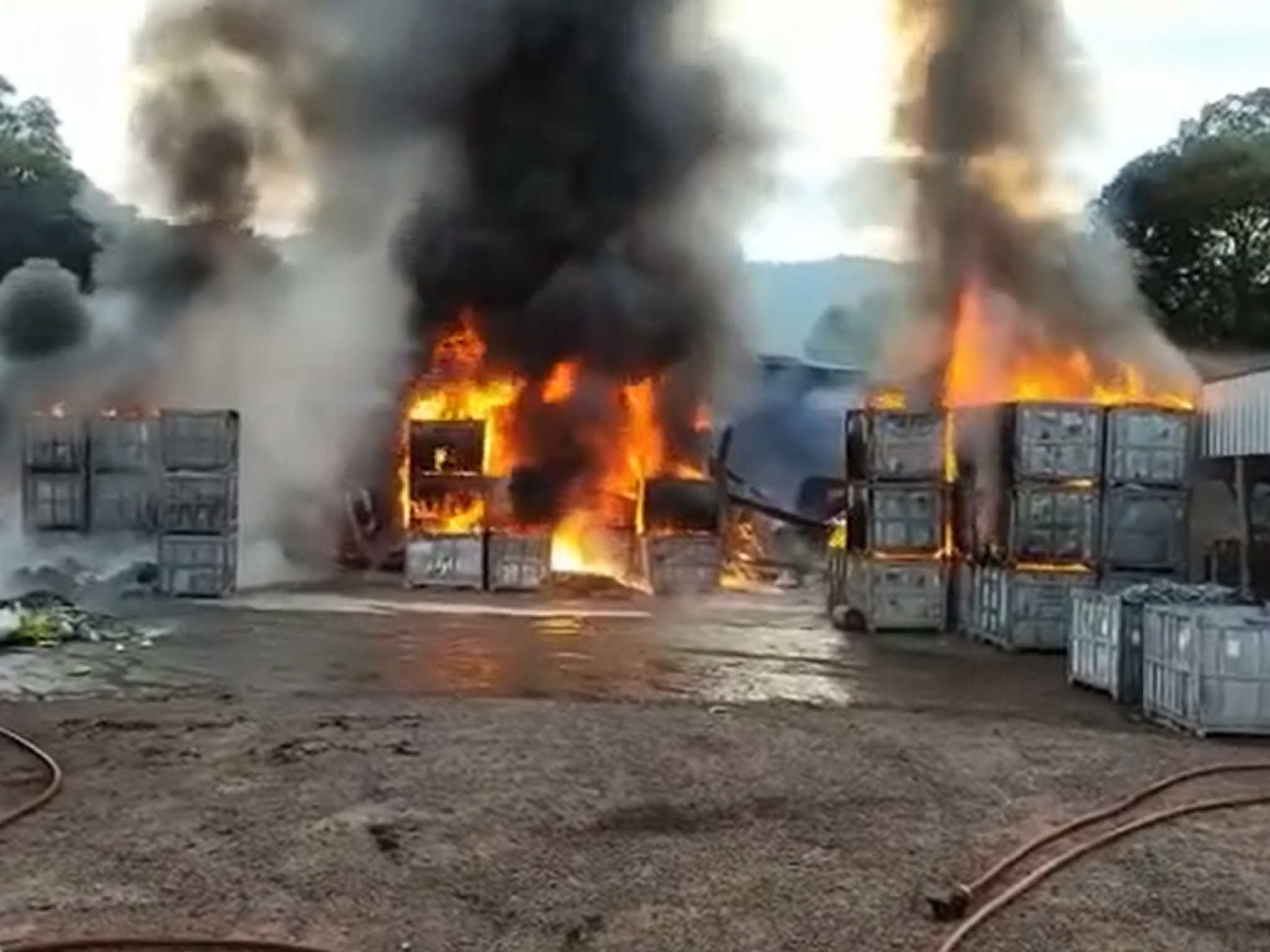 Perícia chega na Microniza para apurar as causas do incêndio, em