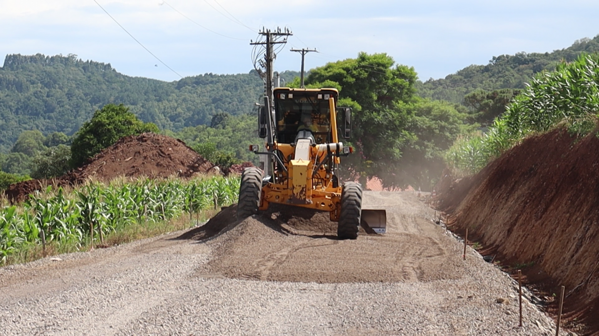 Obras de pavimentação na Linha Ávila Baixa são retomadas em Gramado