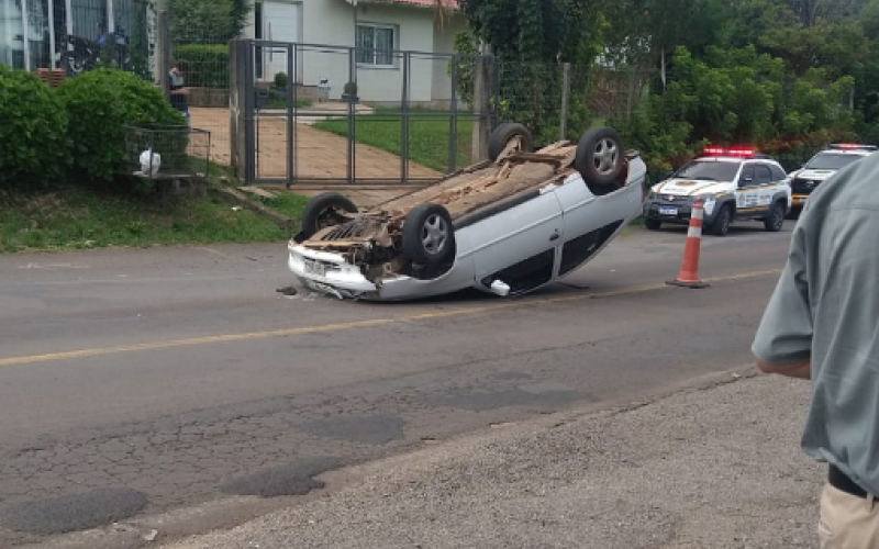 Motorista abandona carro após capotamento na RS-373