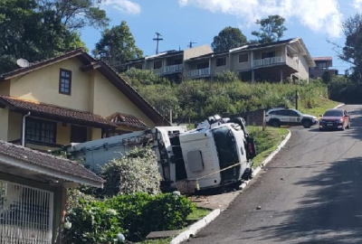 Caminhão de lixo tombou ao tentar subir morro