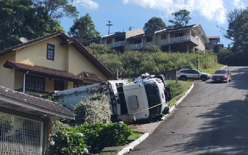 Caminhão de lixo tombou ao tentar subir morro