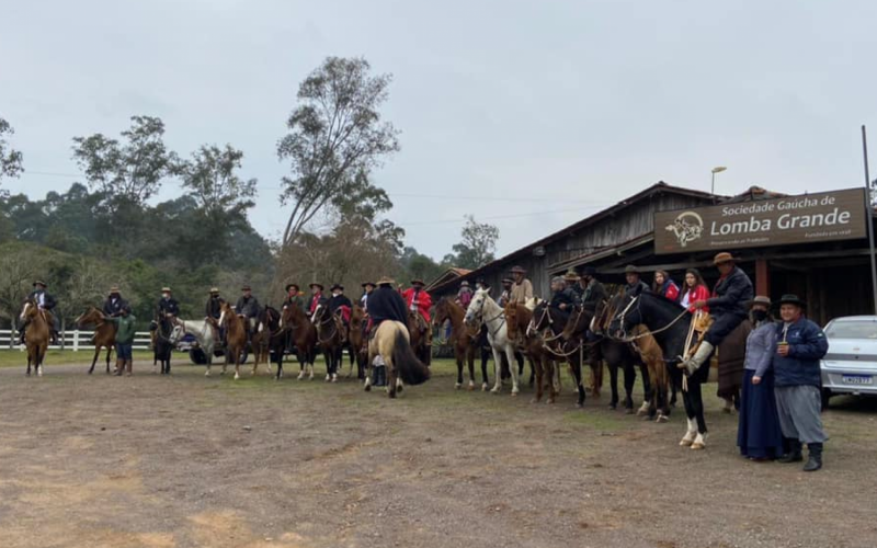 Sociedade Gaúcha de Lomba Grande organiza atividades a cavalo, como cavalgadas, atividades sociais e condução da Chama Crioula  