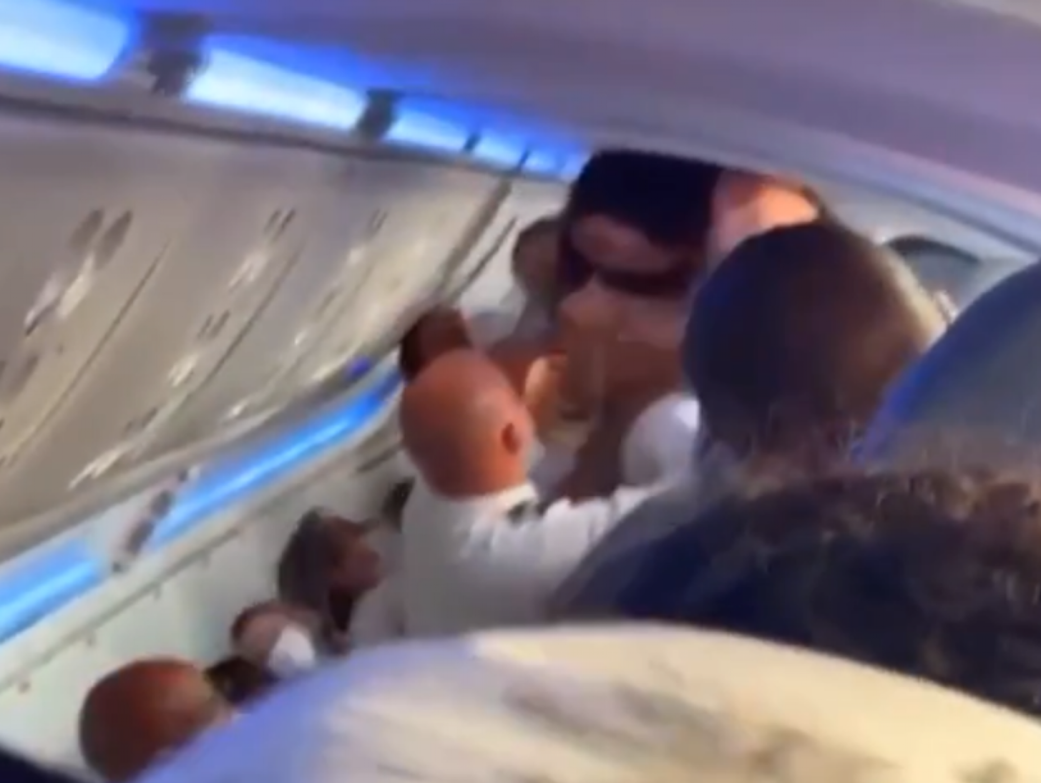 Quinze pessoas são retiradas de voo após briga generalizada por causa de assento na janela