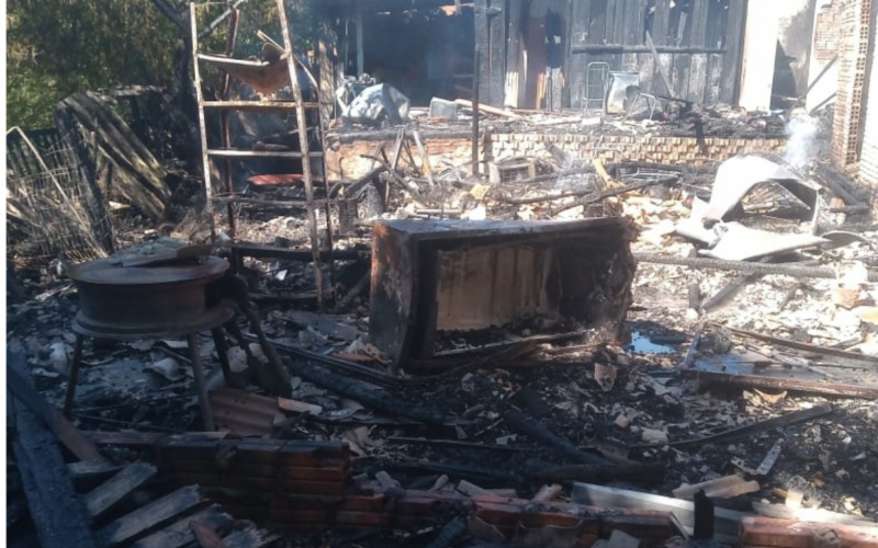 Incêndio destrói duas casas em Novo Hamburgo