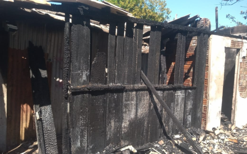 Incêndio destrói duas casas em Novo Hamburgo