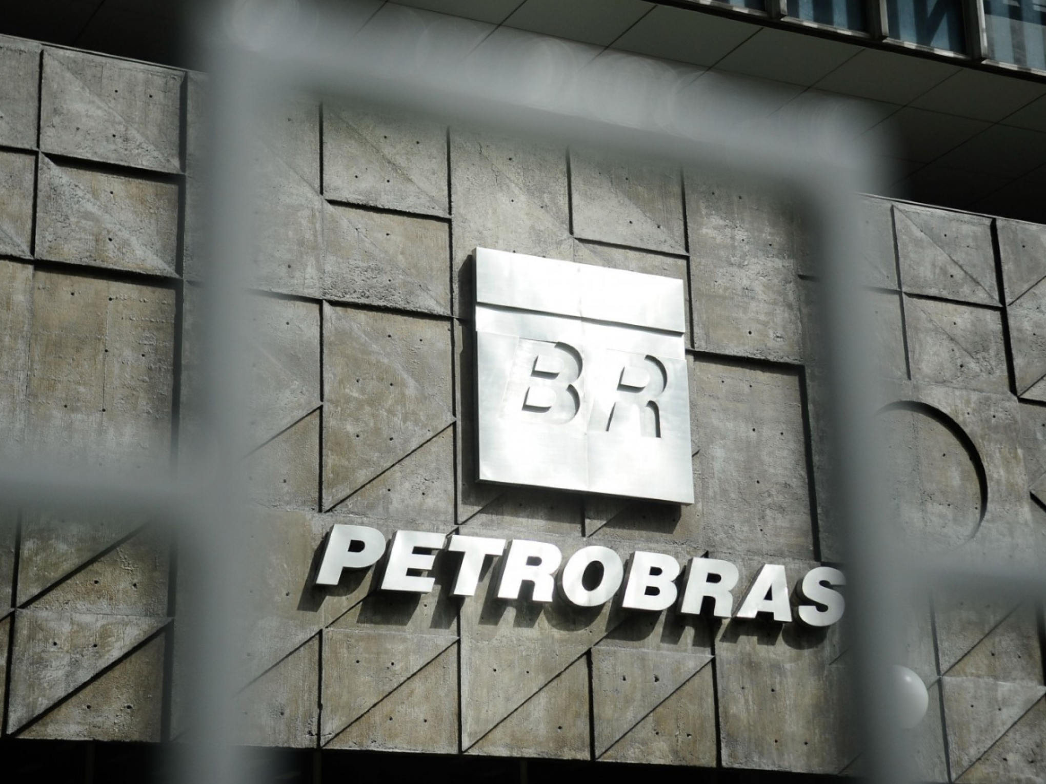 CONCURSO PÚBLICO: Petrobras anuncia milhares de vagas com salário inicial de R$ 5,8 mil; saiba quando abrem as inscrições