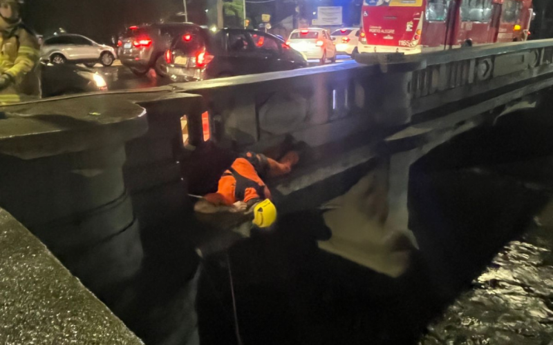 Casal em situaÃ§Ã£o de rua Ã© resgatado apÃ³s cair dentro de arroio em Porto Alegre