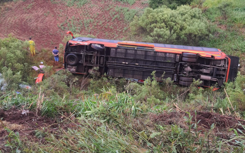 Dois passageiros morrem no hospital após tombamento de ônibus na RS-342