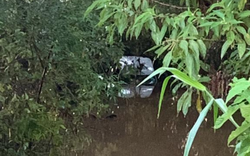 Mulher morre dentro de carro arrastado para o rio após chuvarada no litoral norte